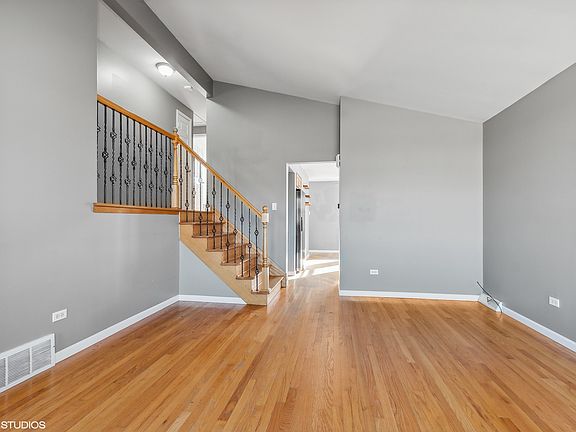 4th image of 9809 Mason Ave