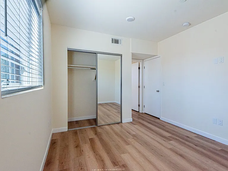 16753-16755 1/2 Sherman Way — Photo 14