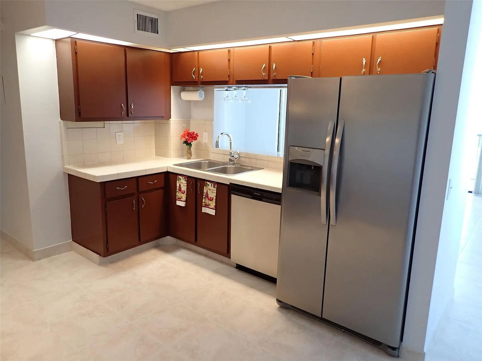 2 bed, 2.0 bath, 1300 sqft, $2,200 — Photo 2