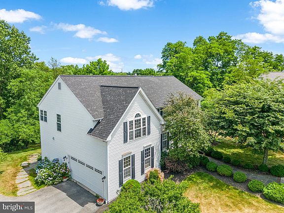 2nd image of 28 Grovehill Ct