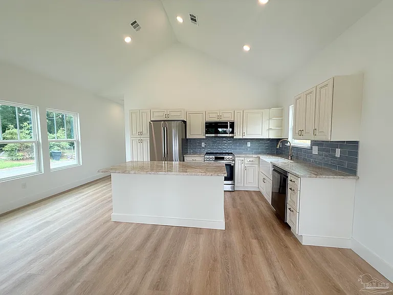 1901 N Davis Hwy — Photo 9
