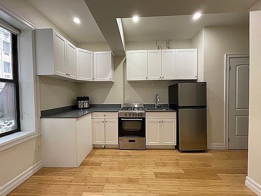 2nd image of 116 E 83rd St