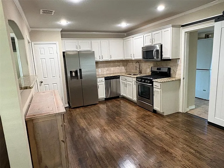 4120 Saranac Dr — Photo 6