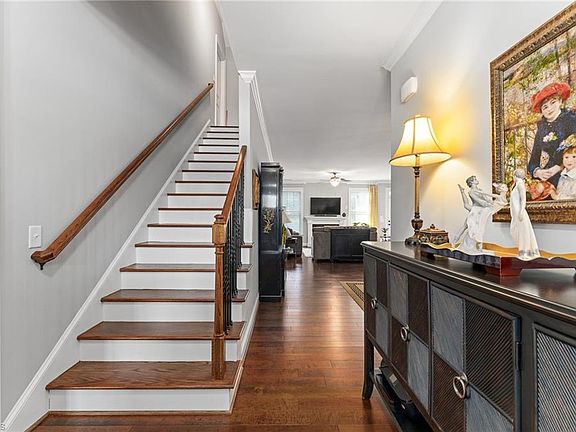 3rd image of 102 Beckham Dr