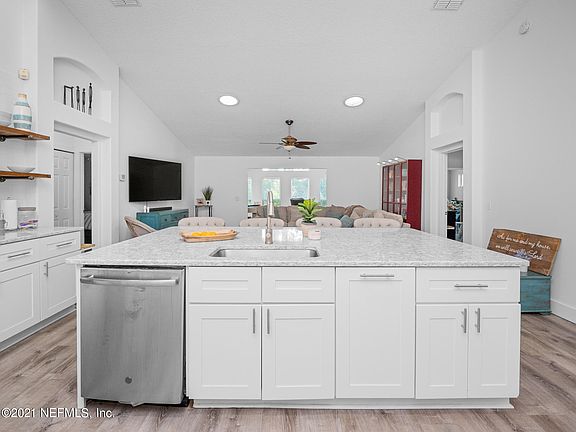 4th image of 152 Crosscove Cir
