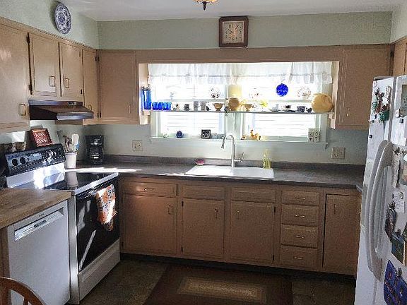 4th image of 43 Clyde Ave