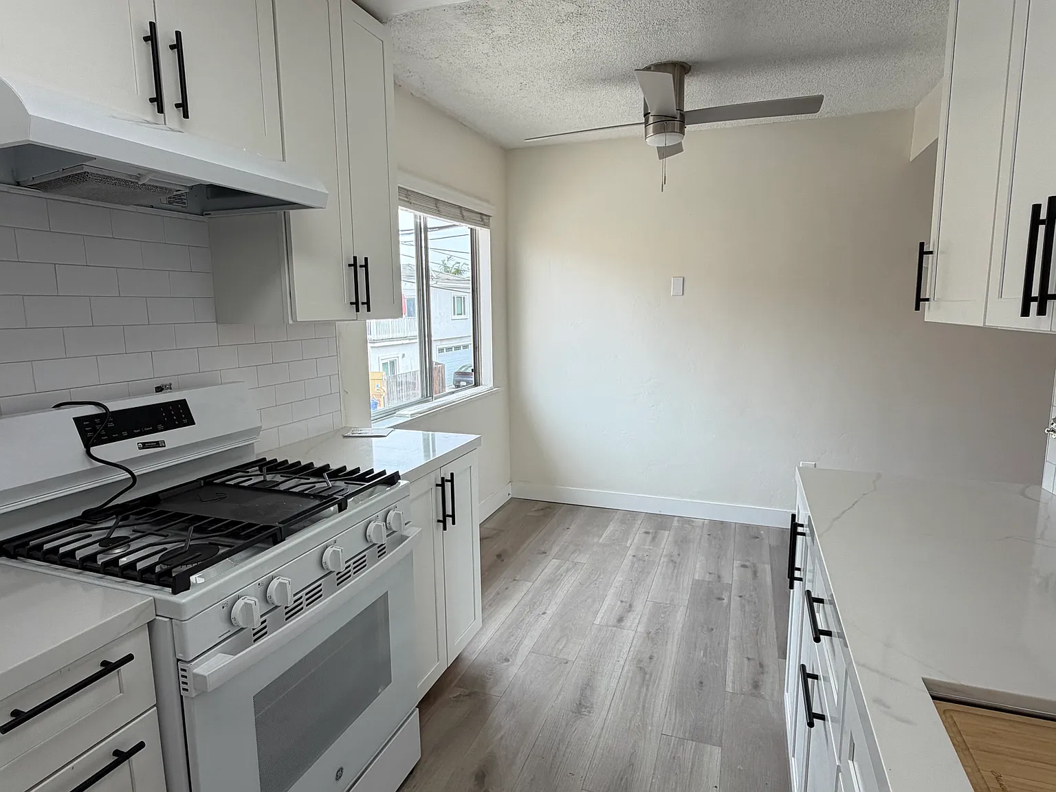 2 bed, 725 sqft, $2,300 — Photo 4