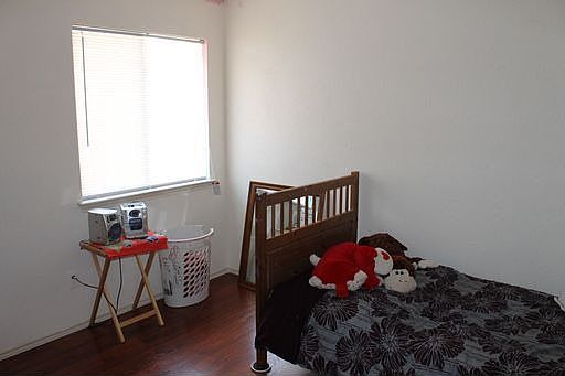 5th image of 1006 Henderson Dr