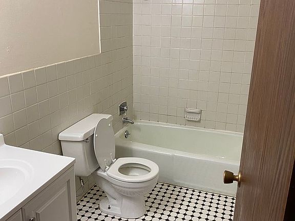5th image of 344 33rd Ave N APT 202