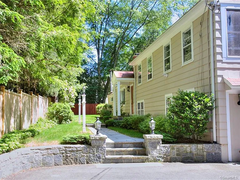 8 Lone Pine Ln — Photo 29