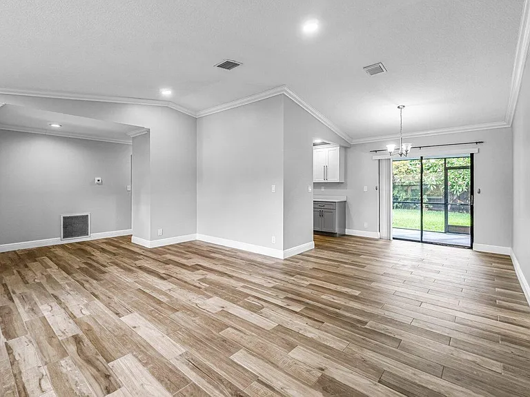 1849 Tulip Ln — Photo 11