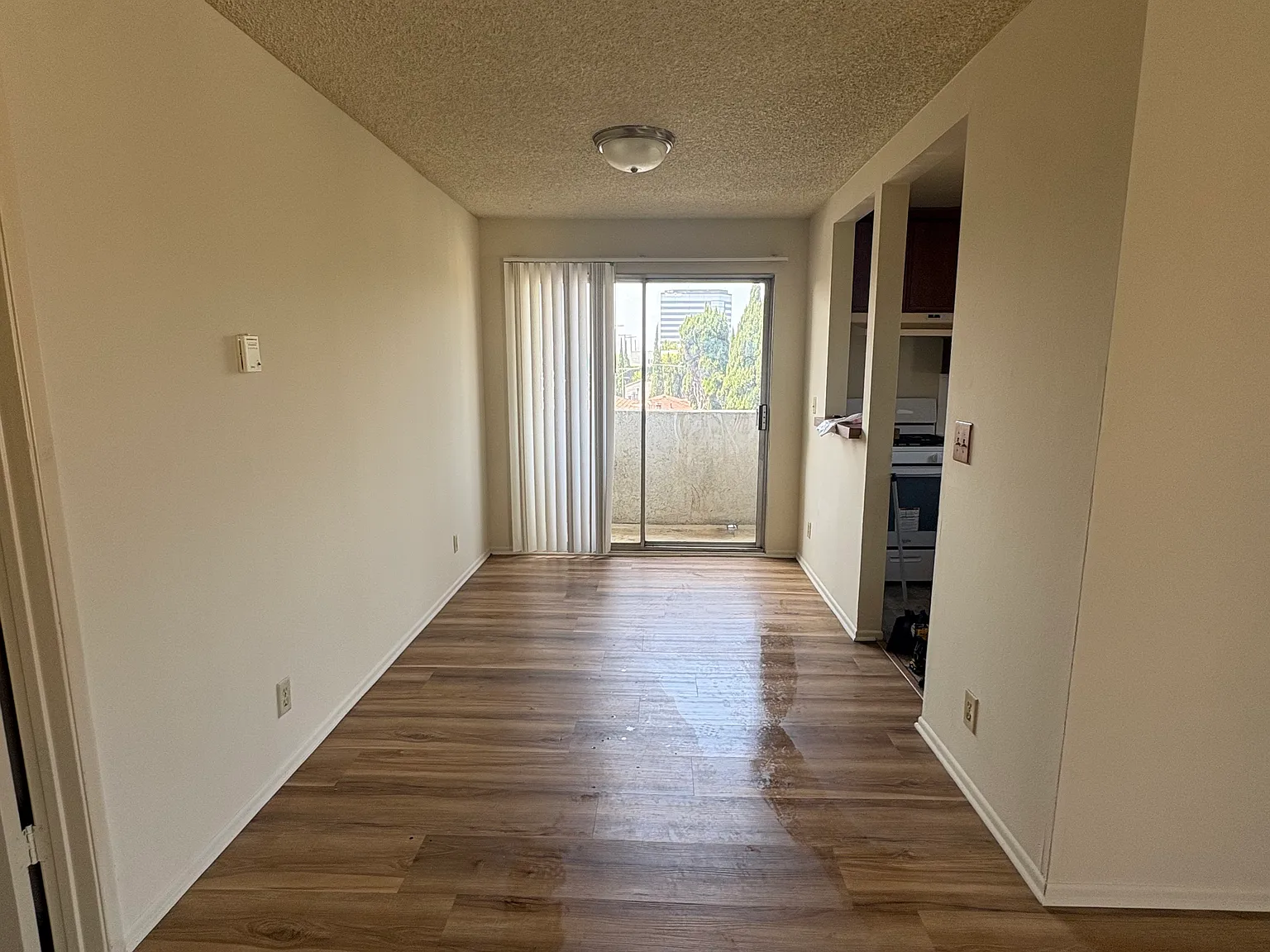 2 bed, 1.5 bath, 900 sqft, $2,695 — Photo 2