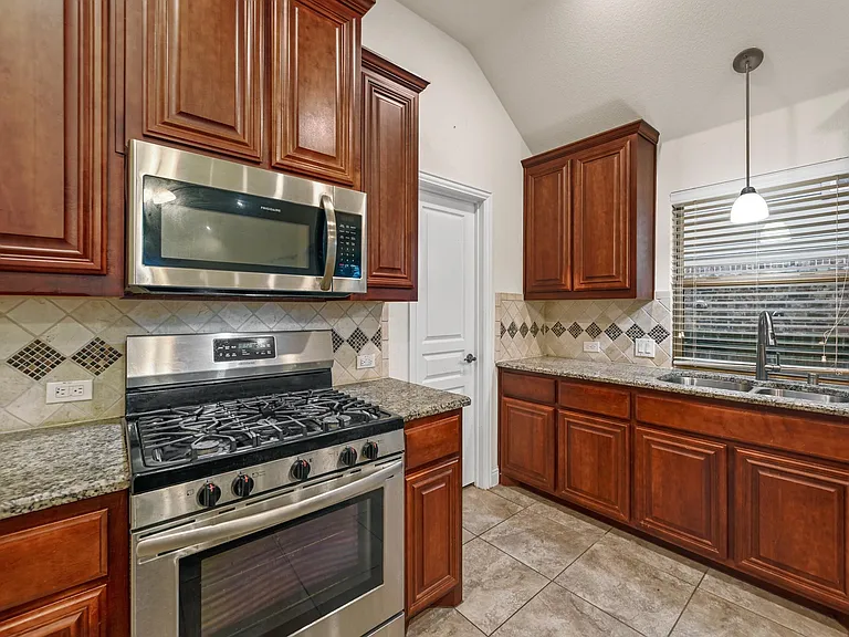 905 Foxtail Dr — Photo 5