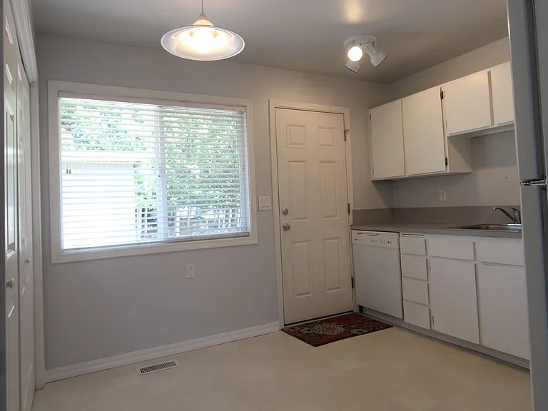 738-744 W Oregon Ave — Photo 6