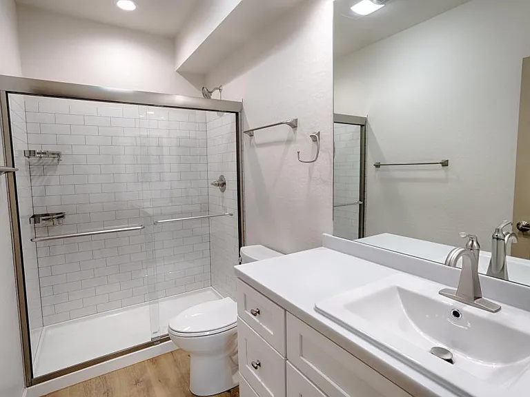 725 W 6th St S — Photo 5