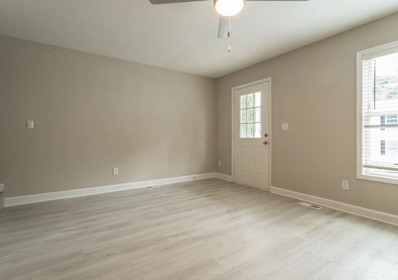 Modern 4 Bedroom 4 Bath Townhome — Photo 3