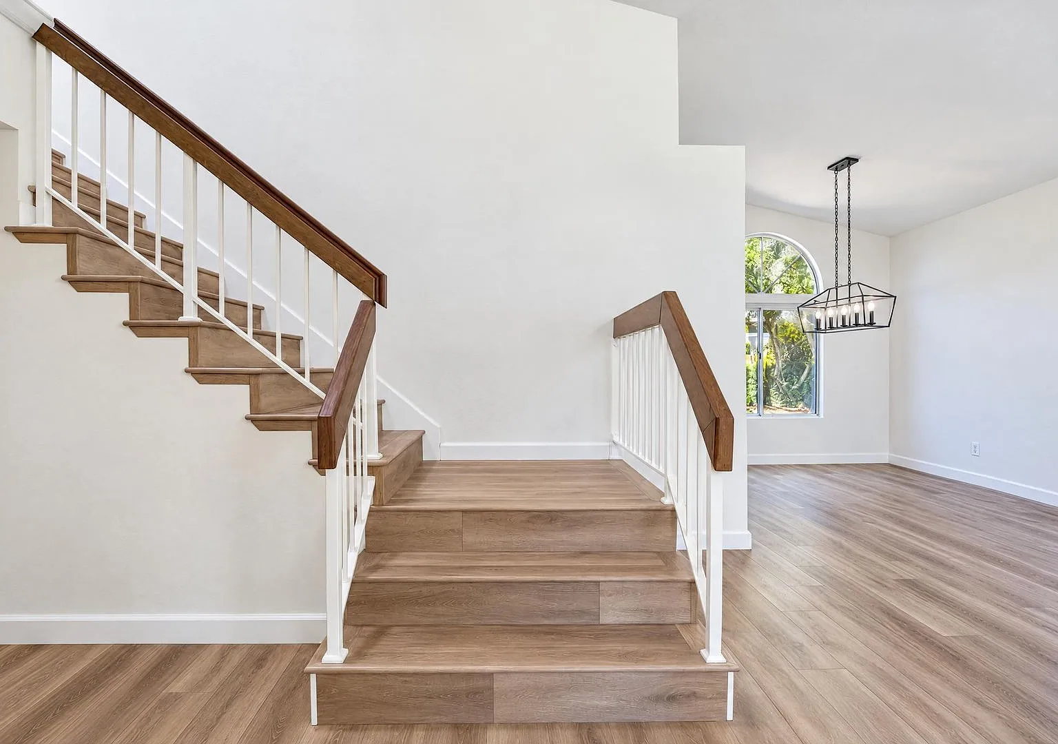 Spacious 4-Bedroom Home with Big Backyard in Santa Clarita! — Photo 3
