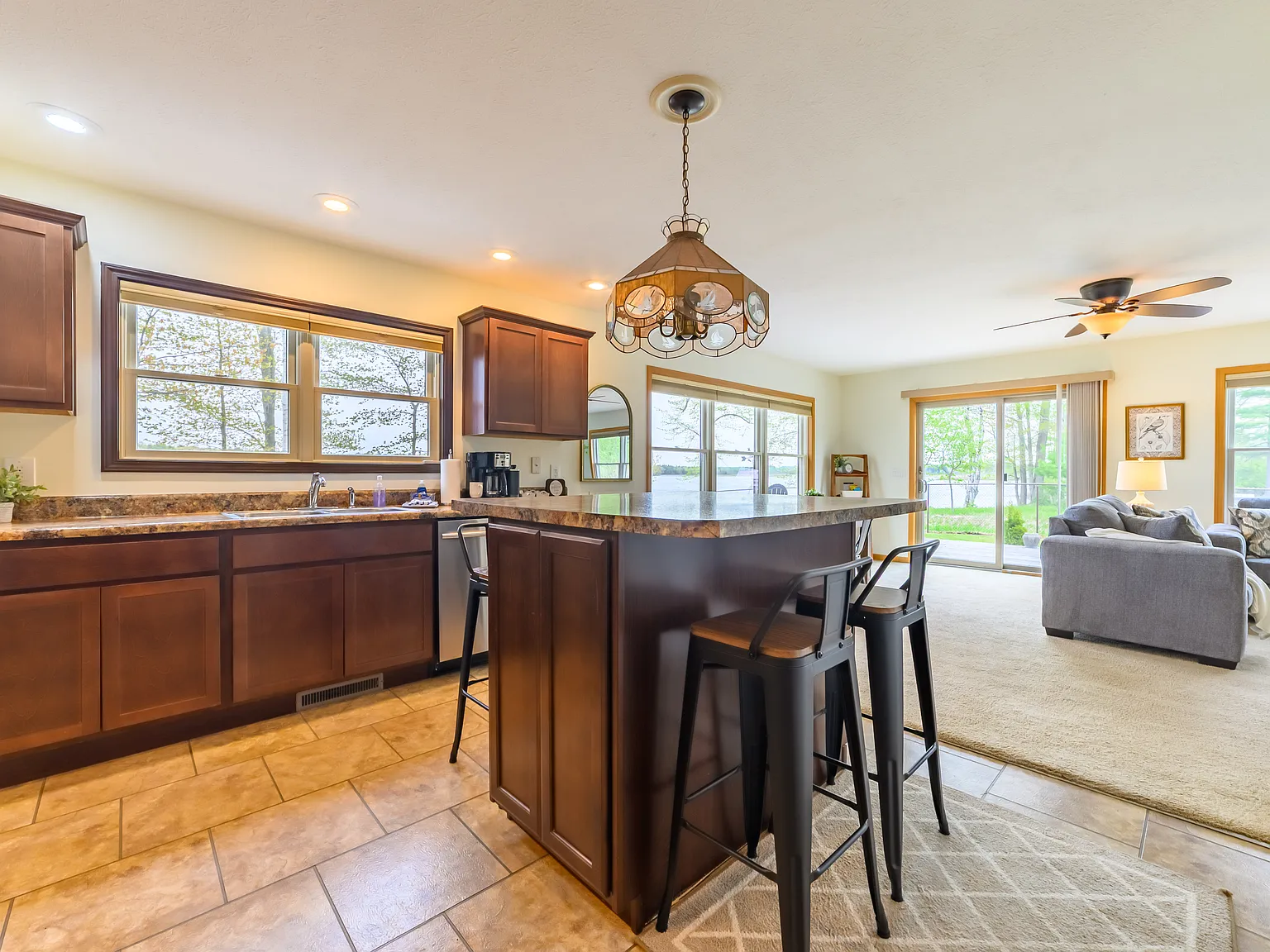 2 Bedroom, 2 Bath Furnished Lake Front Home — Photo 3