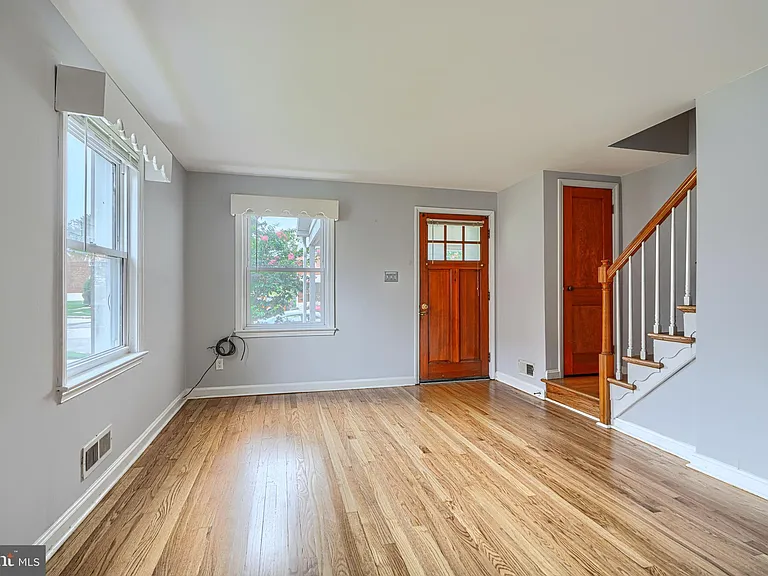 7114 Greenwood Ave — Photo 5