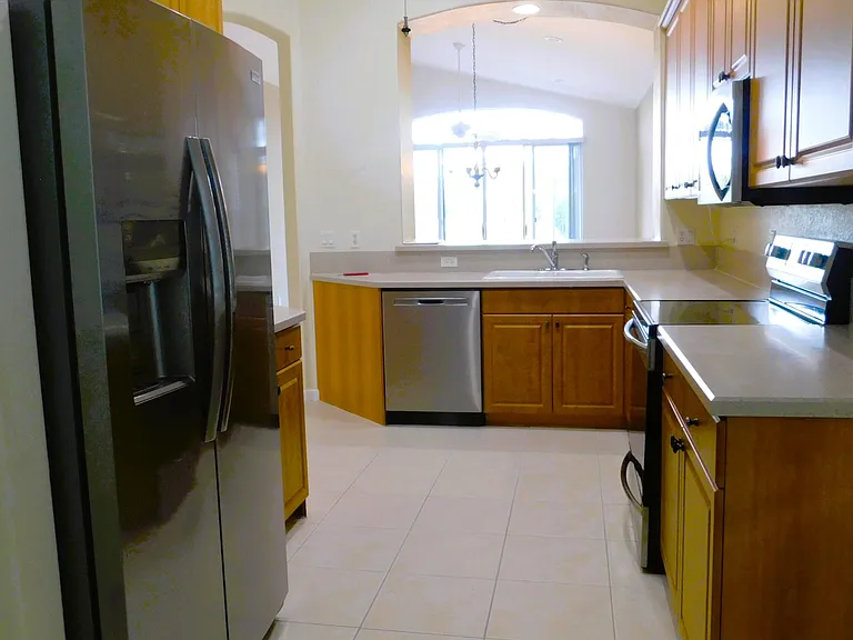 810 NW Rutherford Ct — Photo 3
