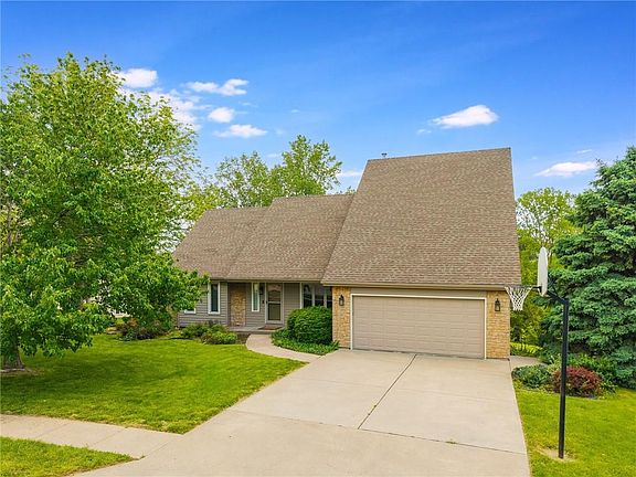 2nd image of 900 Cambridge Cir