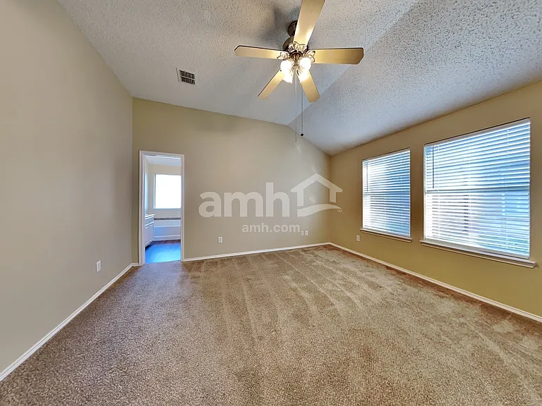 1024 Halifax Ln — Photo 8