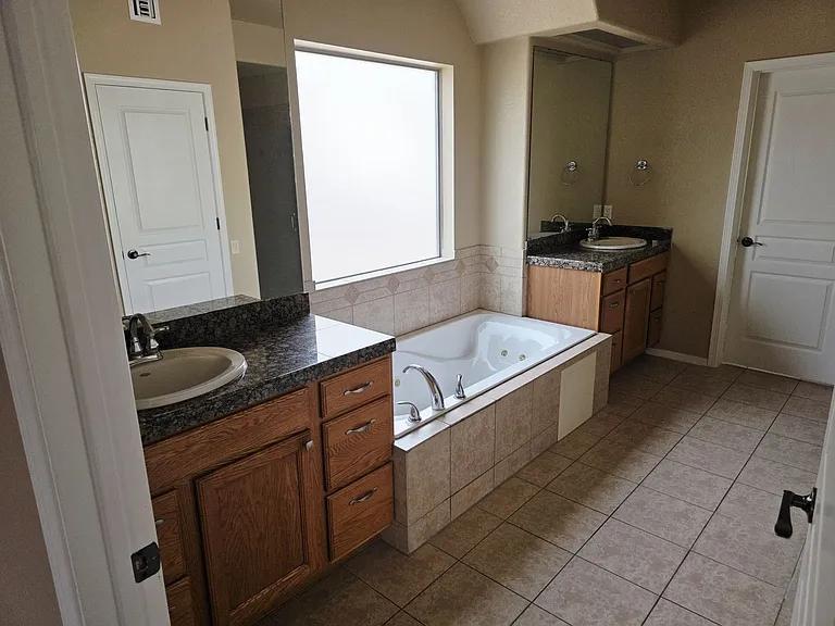 5705 Ireland Dr — Photo 9