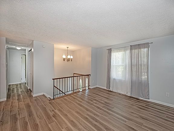 5th image of 128 Wayne Dr