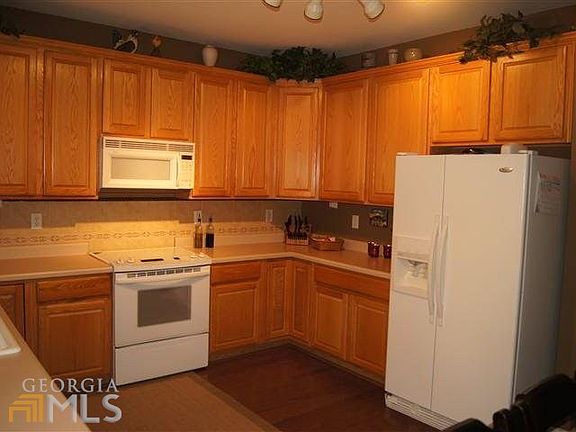 3rd image of 402 Holly Brook Ln