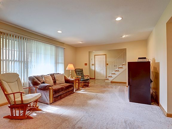 4th image of 27636 Edgepark Dr