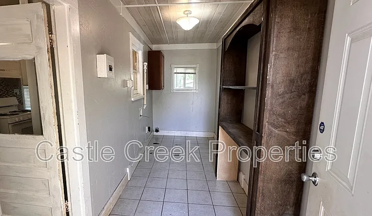 714 W Hurd St — Photo 10