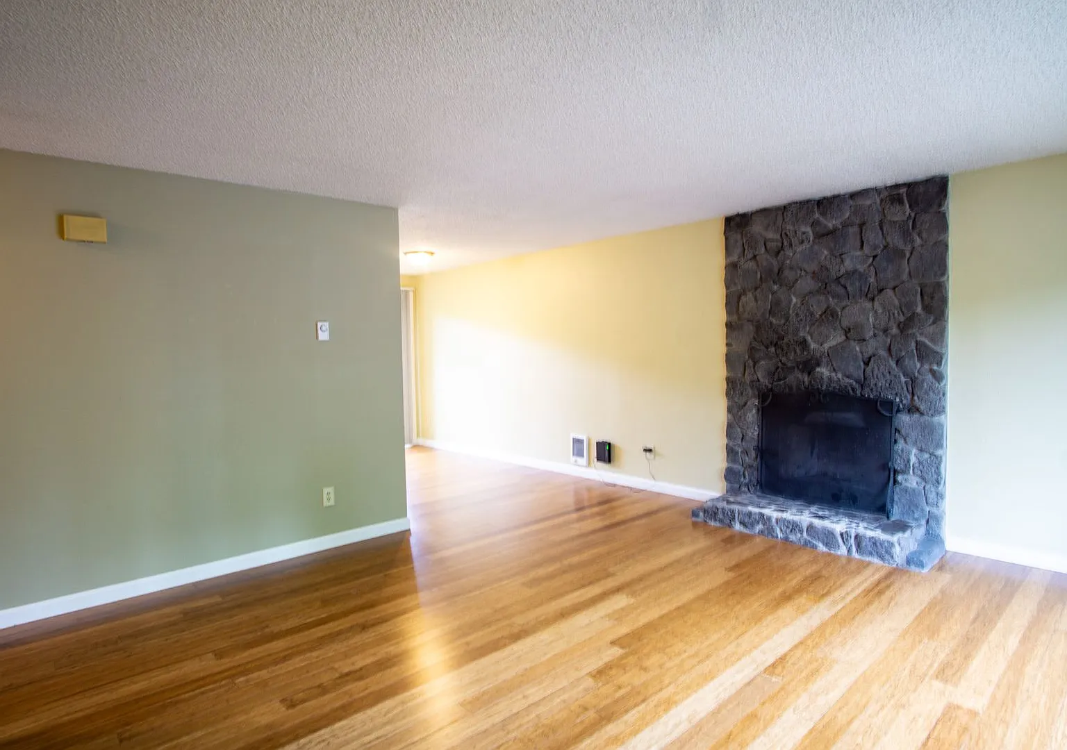 Contemporary 2Bdr Flat w/ DW, W/D, & Parking! — Photo 3