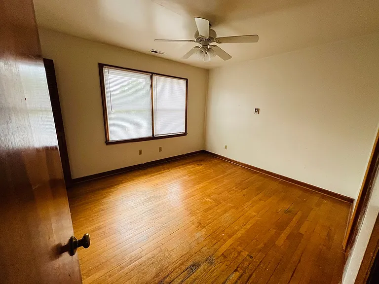2 Bedroom, 1 Bath Apartment — Photo 52