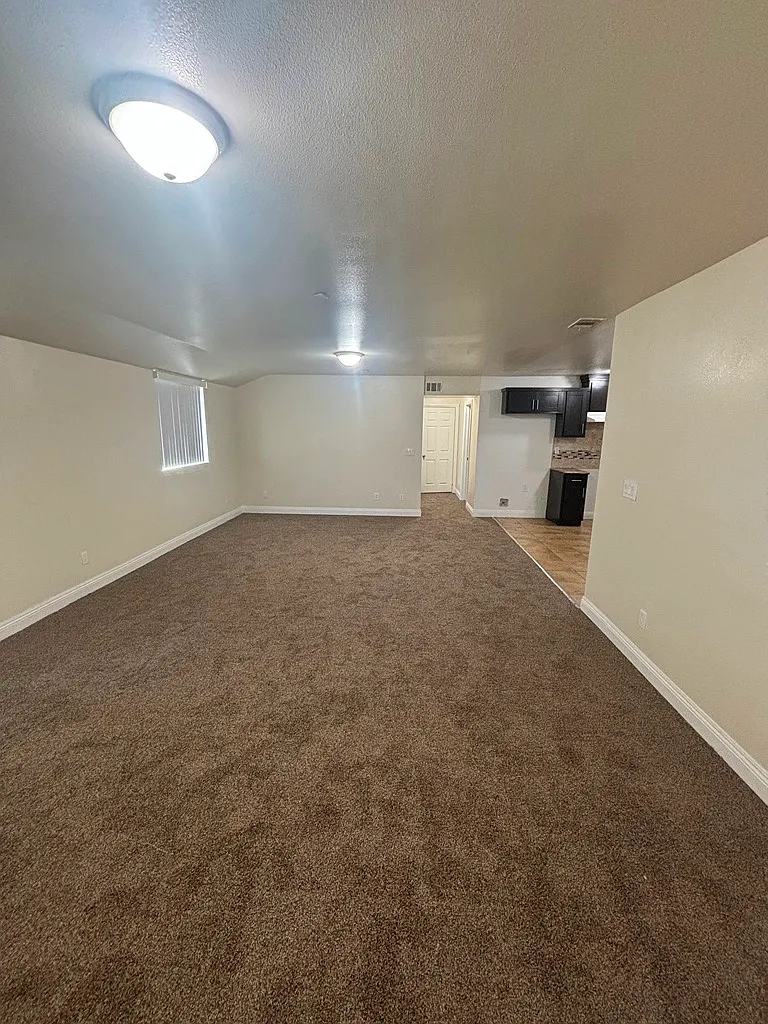 5 bed, 1928 sqft, $4,200 — Photo 4