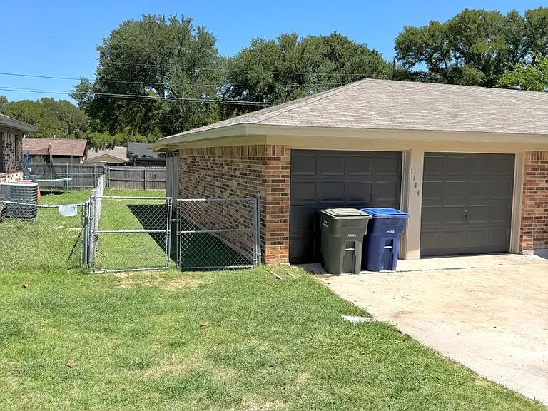 1114 Rhonda Lee St — Photo 4