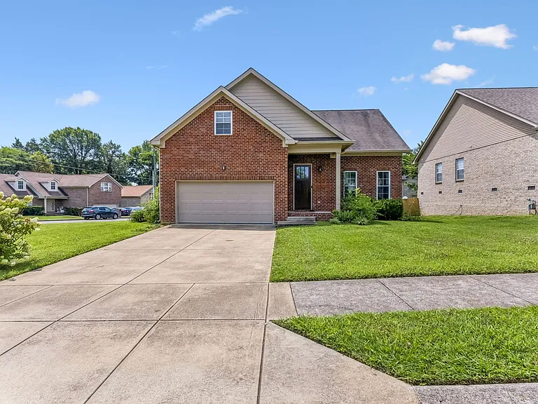 22 Twin Oaks Dr — Photo 1