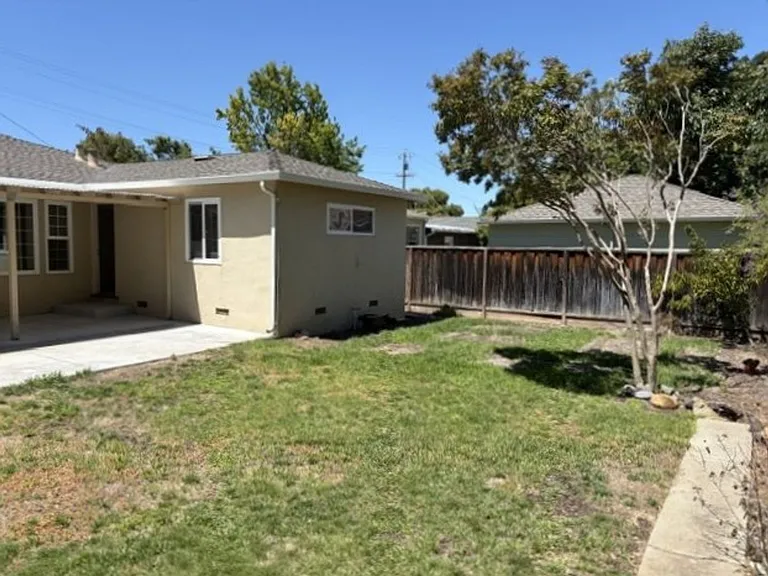 430 S Bayview Ave — Photo 2