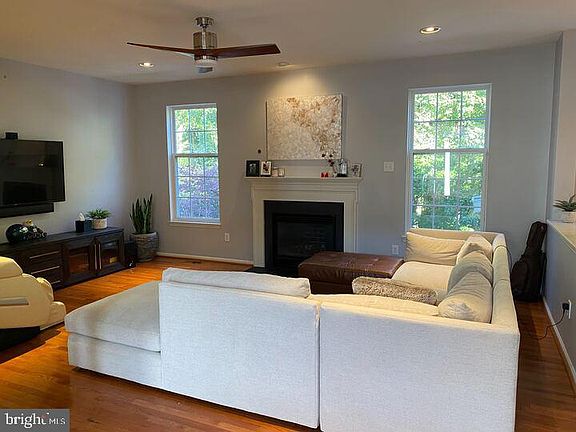 3rd image of 9 Greenbriar Ct