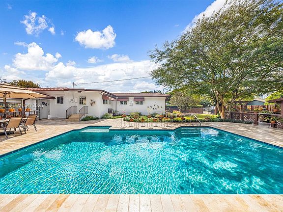 3rd image of 564 De Leon Dr