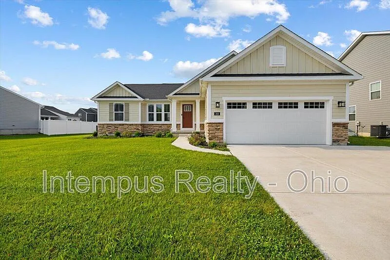 4 bed, 3.0 bath, 2696 sqft, $2,850 — Photo 1
