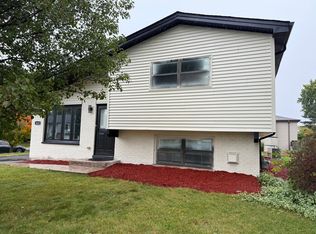 413 Canyon Trl, Carol Stream, IL 60188