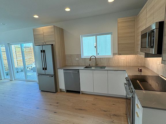 Full kitchen, open layout