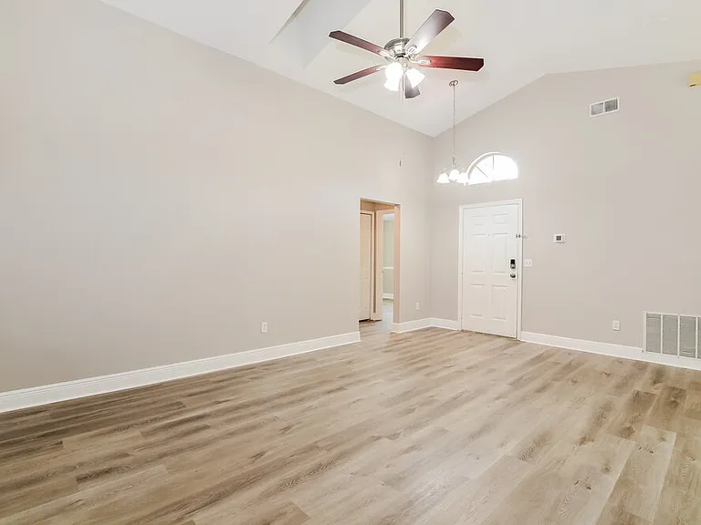 424 Lancers Dr — Photo 3