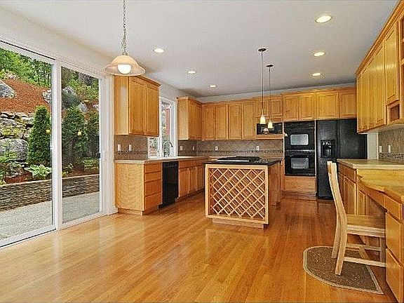 4th image of 2050 NE Katsura St