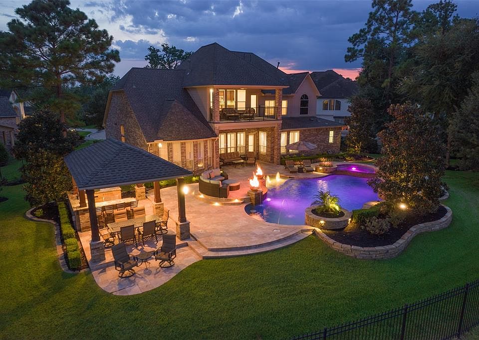 You will find the highest standards of luxury and comfort in this one of a kind captivating backyard oasis.