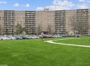 6430 Americana Dr #611, Willowbrook, IL 60527
