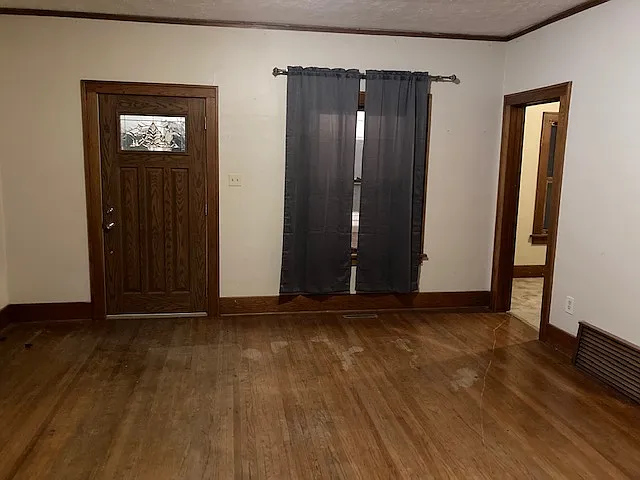 619 E 6th St — Photo 3