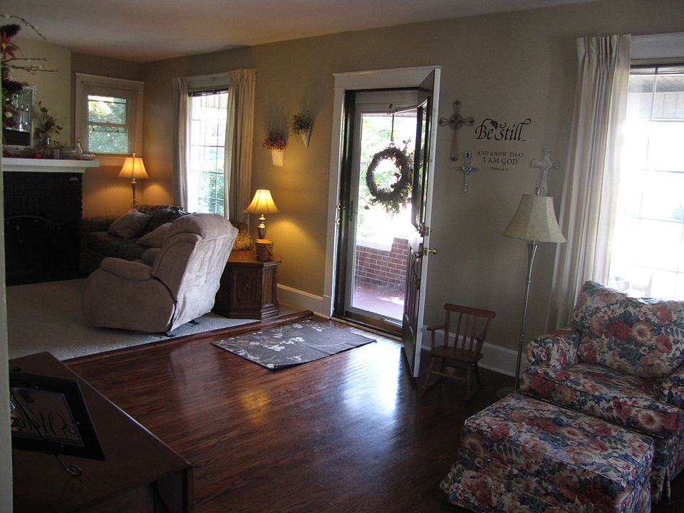 2nd image of 2771 Forest Ave