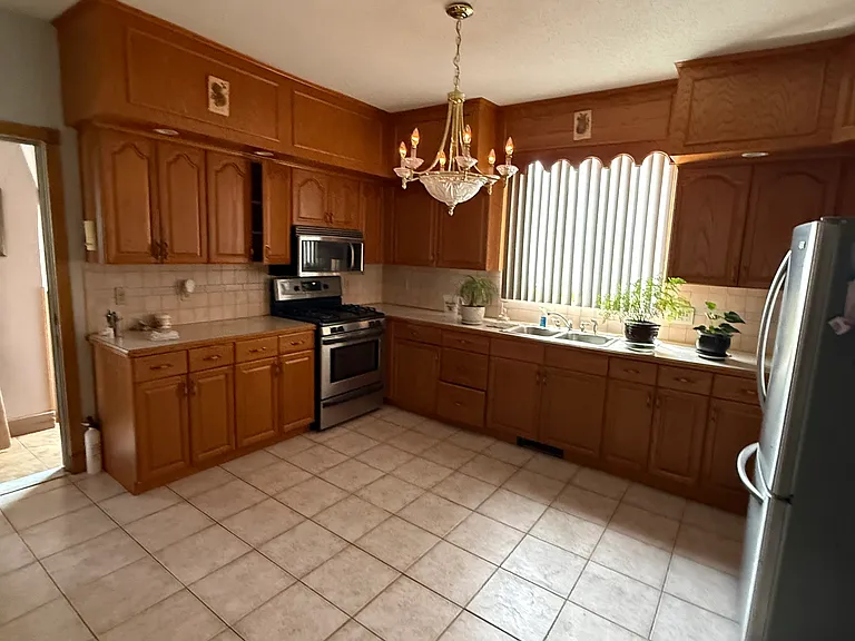 546 Lonsdale Ave #2 — Photo 9