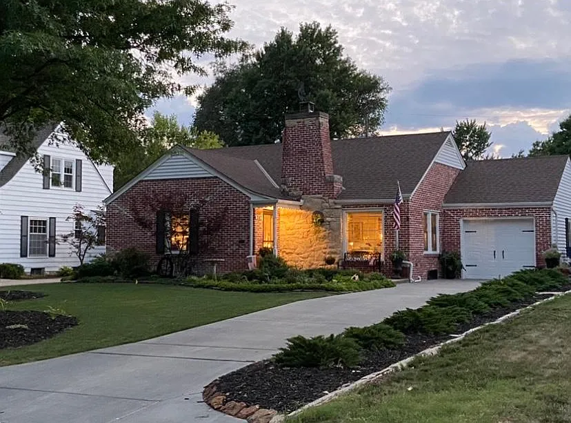 247 N Parkwood Ln — Photo 1